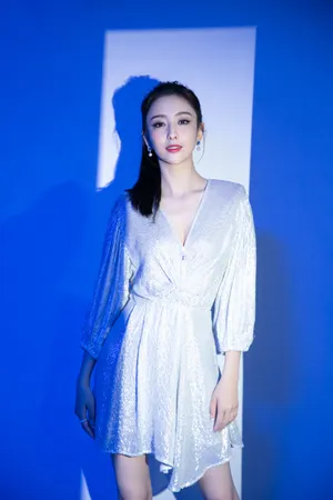 佟丽娅波点白裙性感写真图片_4