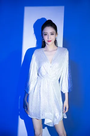 佟丽娅波点白裙性感写真图片_5