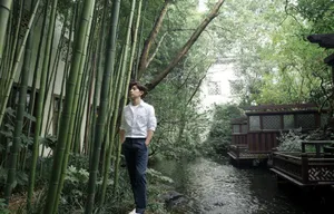 邓伦清爽白衬衫帅气写真图片