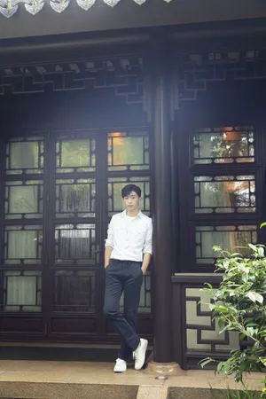 邓伦白衬衫学生造型写真图片