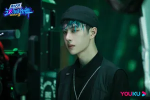 王一博蓝绿脏辫写真图片_7