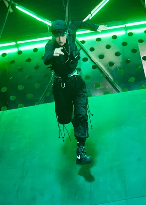 王一博蓝绿脏辫写真图片_11