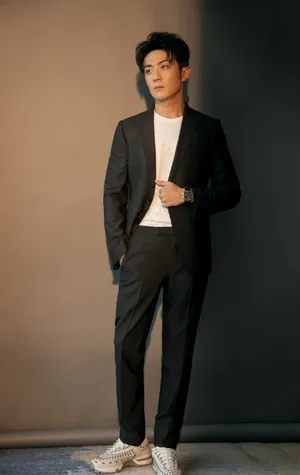 李泽锋帅气有型西装写真图片