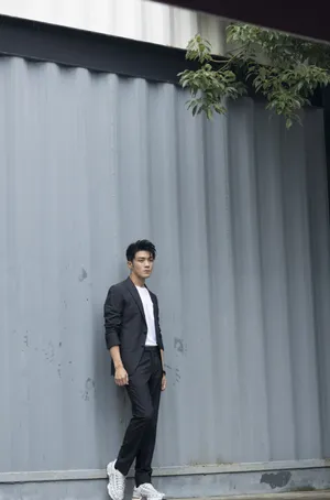 李泽锋帅气有型西装写真图片_2