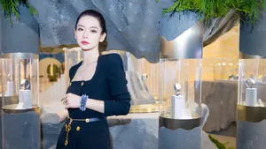 戚薇西装裙性感写真图片_4