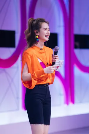 戚薇甜酷美艳综艺剧照图片_3