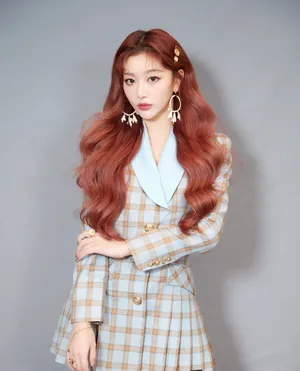 孔雪儿卷发甜美养眼写真图片_1