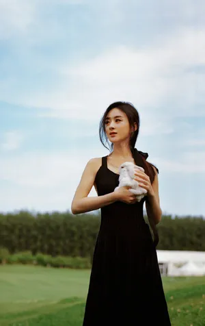 赵丽颖露背黑裙性感写真图片