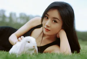 赵丽颖露背黑裙性感写真图片_2
