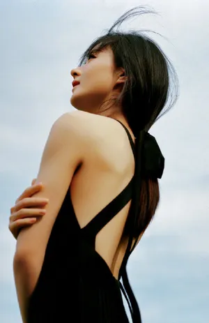 赵丽颖露背黑裙性感写真图片_4