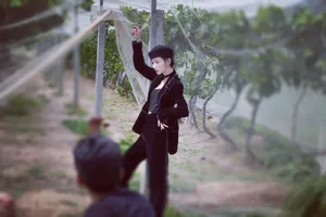 吴谨言露肩裙写真花絮图片