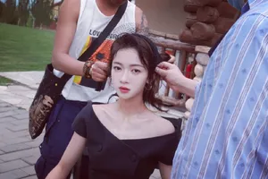 吴谨言露肩裙写真花絮图片_1