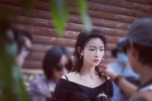 吴谨言露肩裙写真花絮图片_2
