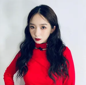 孟美岐大红连衣裙造型图片