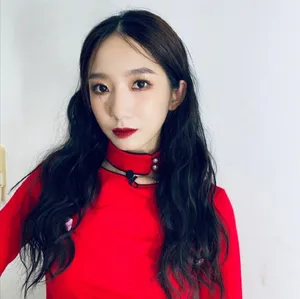 孟美岐大红连衣裙造型图片