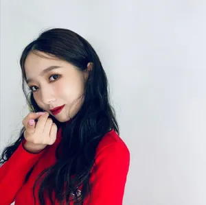 孟美岐大红连衣裙造型图片_2