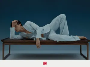 徐正溪淡蓝西装帅气写真图片