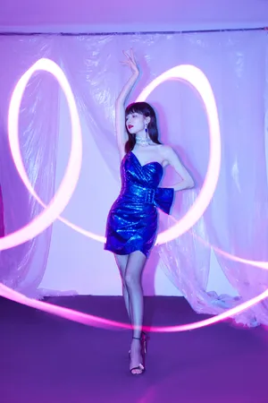 钟楚曦性感妩媚光影写真图片_2