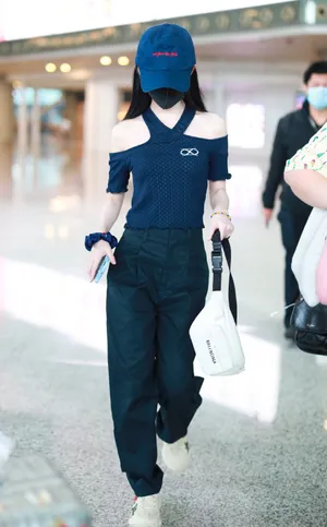 鞠婧祎露肩上衣机场街拍图片_3