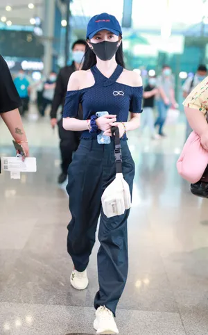 鞠婧祎露肩上衣机场街拍图片_5