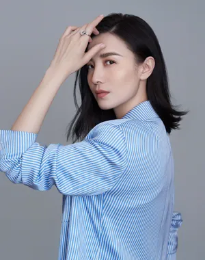 宋佳条纹西装甜酷写真图片_1