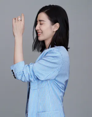 宋佳条纹西装甜酷写真图片_3