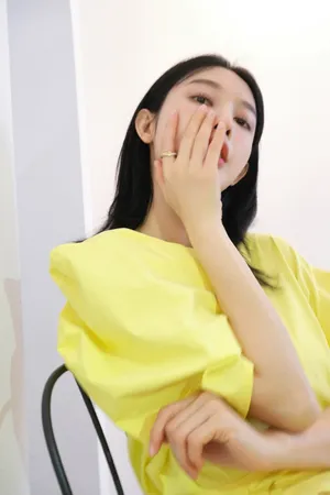 张俪甜美清新写真图片