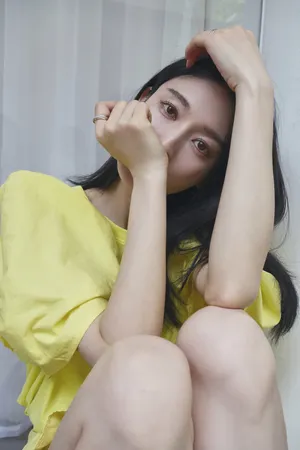 张俪甜美清新写真图片