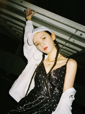 张予曦羊角辫夏日车库写真图片_5