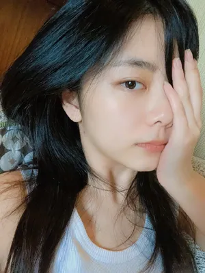 谭松韵慵懒私服自拍照图片