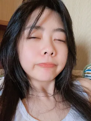 谭松韵慵懒私服自拍照图片_8