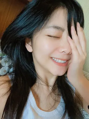 谭松韵慵懒私服自拍照图片_11