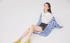 哈妮克孜背头造型时尚写真图片_11