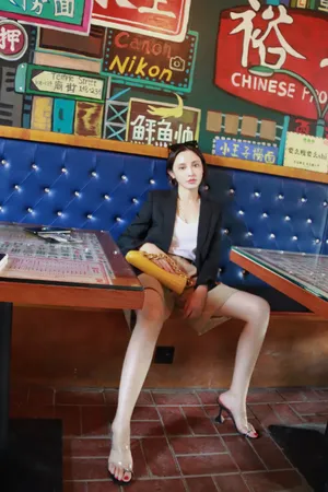 彭小苒清爽夜景街拍图片