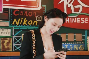彭小苒清爽夜景街拍图片_2