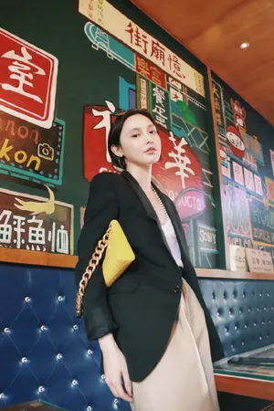 彭小苒清爽夜景街拍图片_3