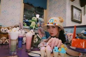 孟美岐胶片风私服图片