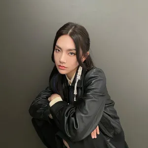 曾可妮黑色皮衣酷美写真图片