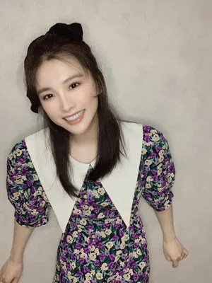 王嵛碎花裙性感写真图片