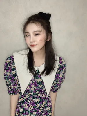 王嵛碎花裙性感写真图片_2