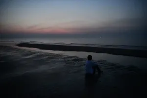 王源海边剪影大片图片_2