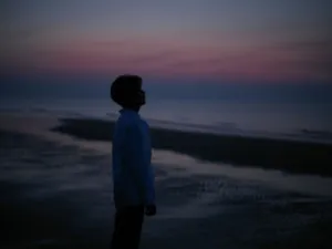 王源海边剪影大片图片_3