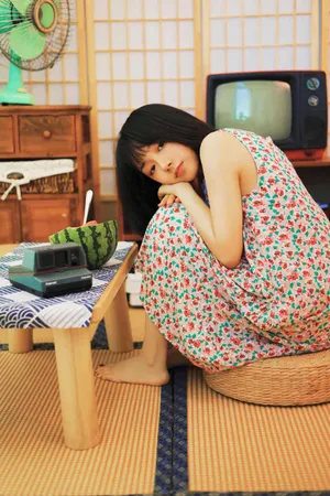 卜冠今清爽少女感吃瓜写真图片_3