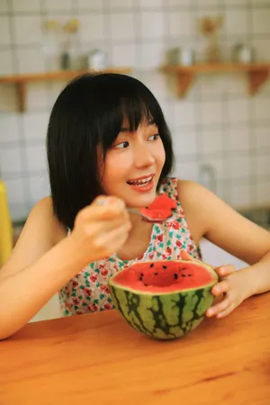 卜冠今清爽少女感吃瓜写真图片_4
