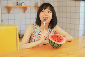 卜冠今清爽少女感吃瓜写真图片_5