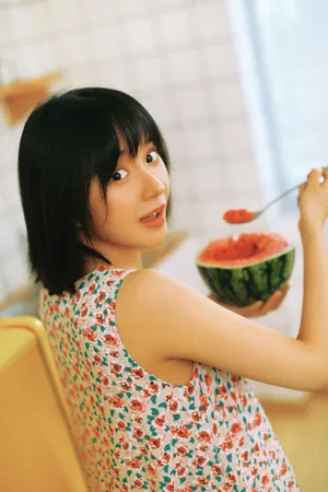 卜冠今清爽少女感吃瓜写真图片_6