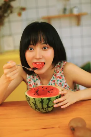 卜冠今清爽少女感吃瓜写真图片_7