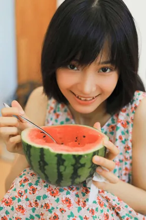 卜冠今清爽少女感吃瓜写真图片_8