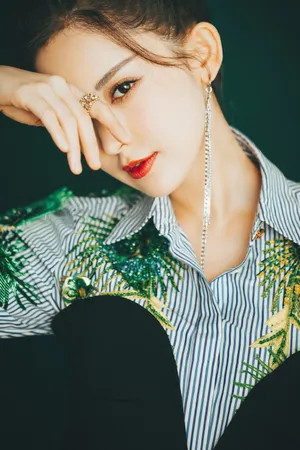 古力娜扎收腰连衣裙性感写真图片