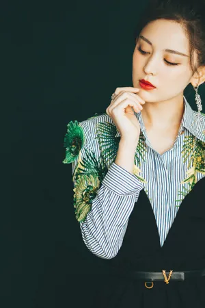 古力娜扎收腰连衣裙性感写真图片